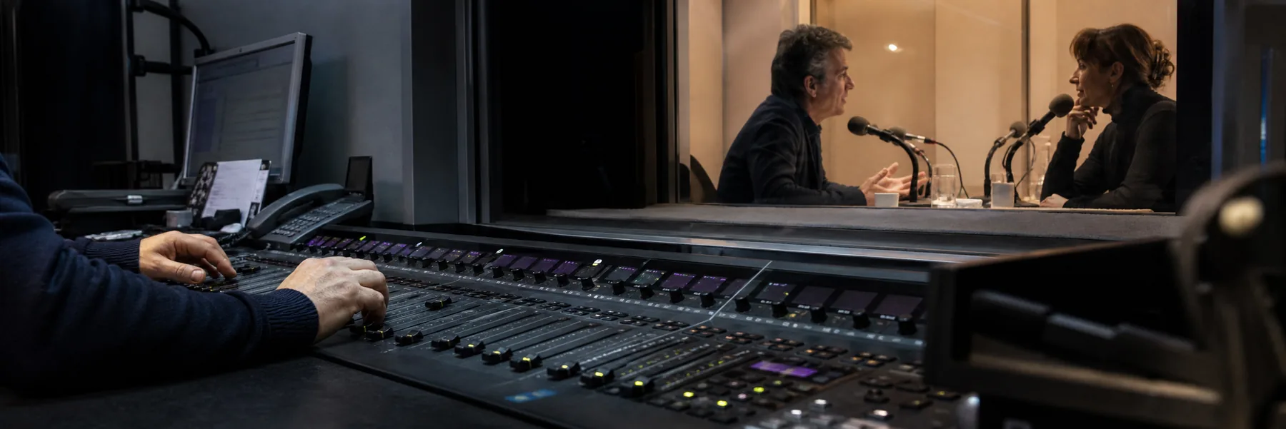 Régie CONTRECHAMP, technicien à la console et débat derrière la vitre