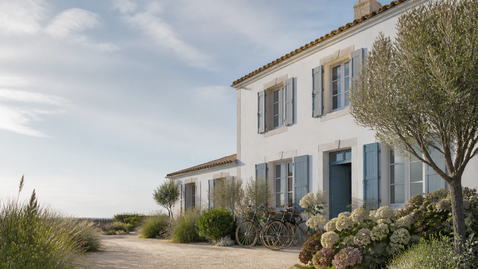 Façade blanche et jardin de la maison d’hôtes Horizon Azur
