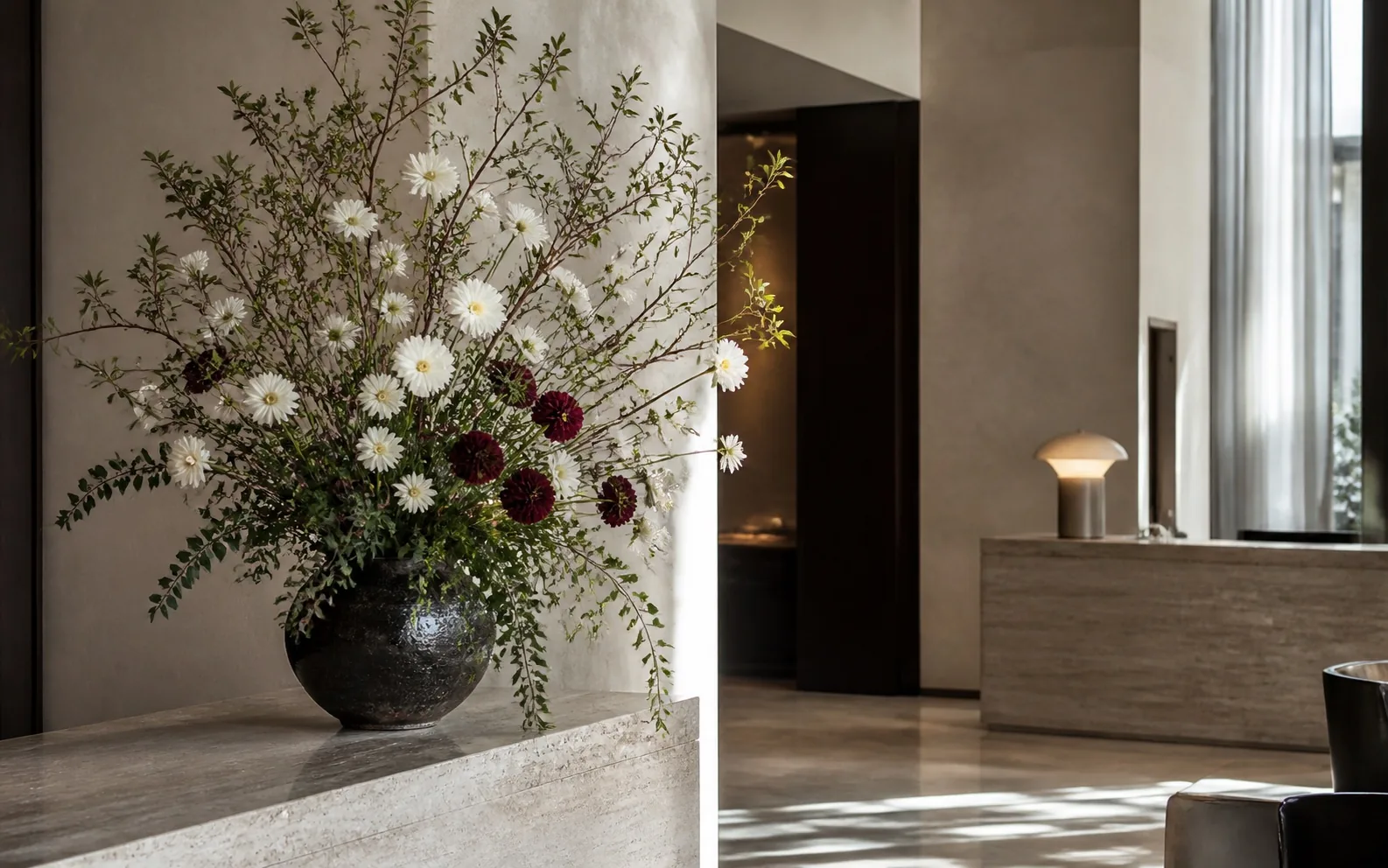 Grande composition florale dans la réception d’un hôtel contemporain