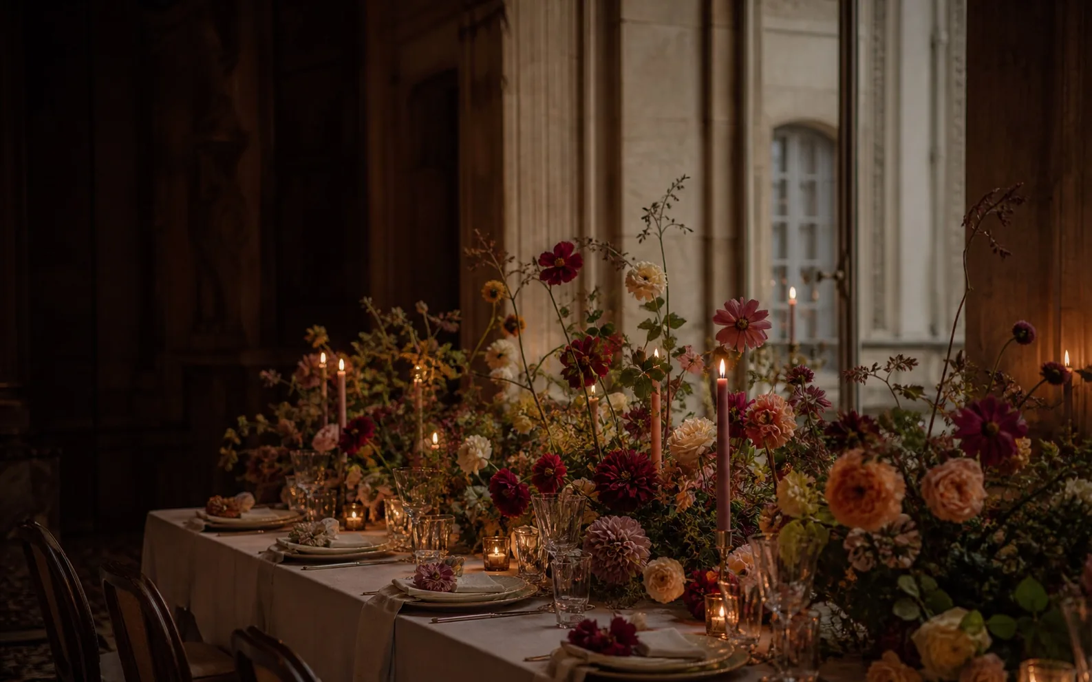 Table de réception fleurie dans un hôtel particulier parisien