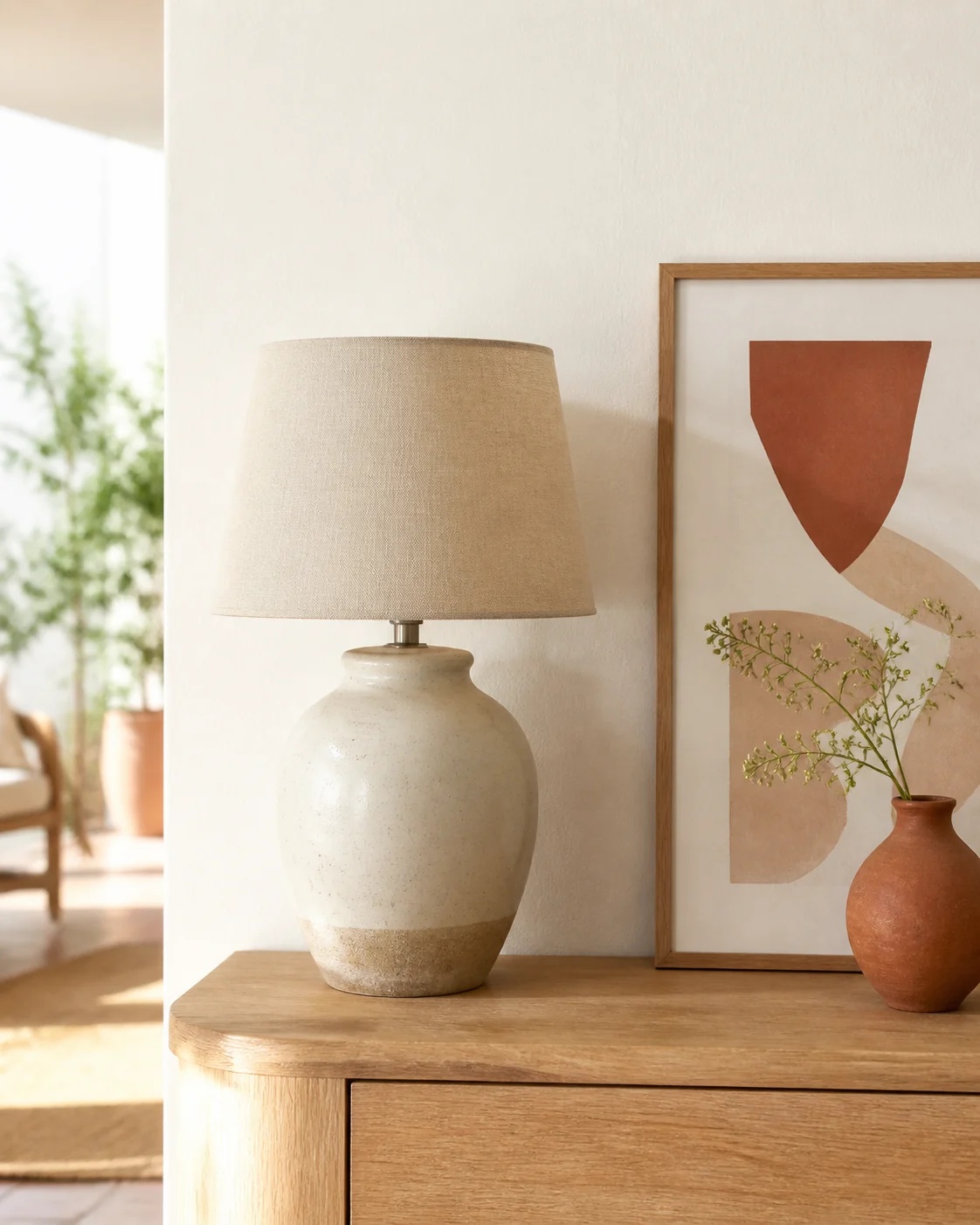 Lampe en céramique écrue sur un buffet en bois