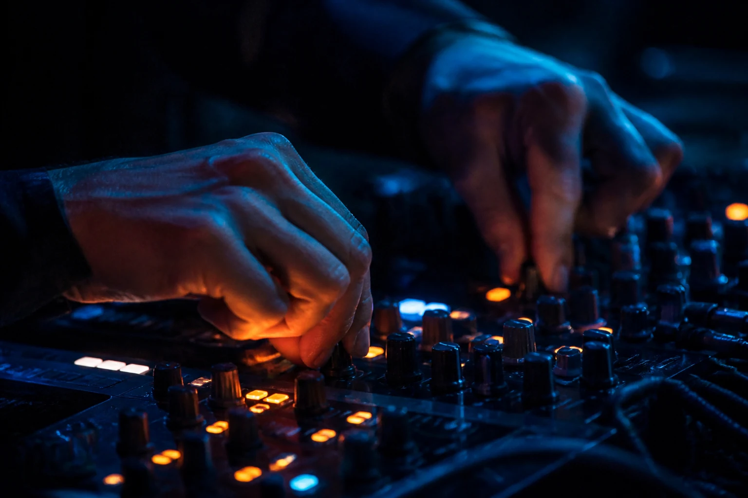 Kösmik aux commandes de son set électro