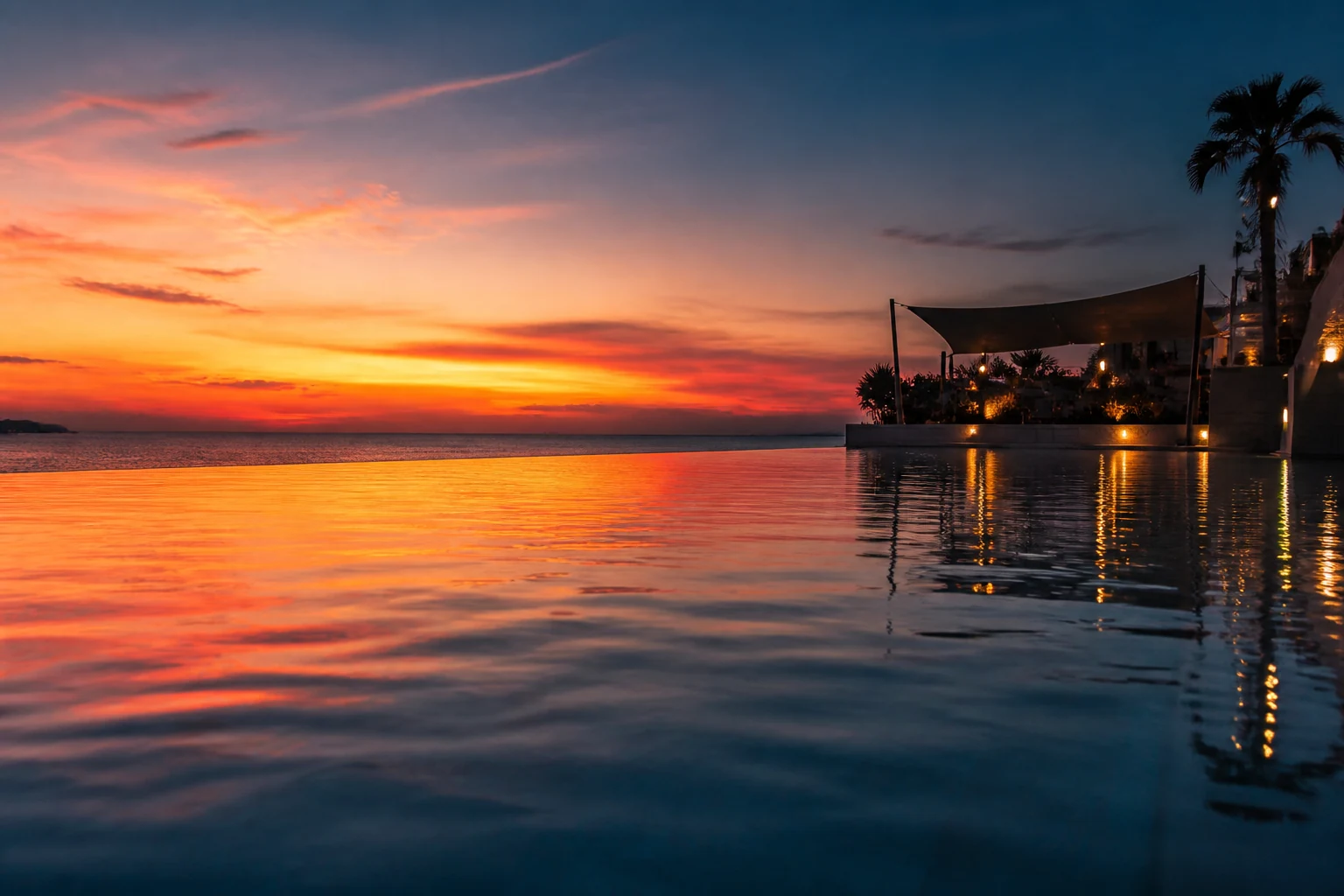 Piscine au coucher du soleil