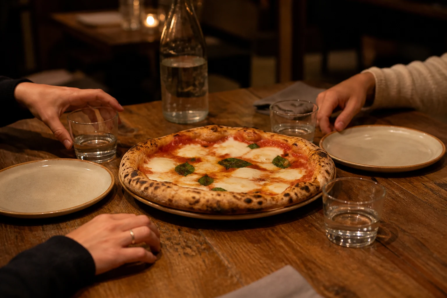 Pizza servie sur la table, prête à être partagée