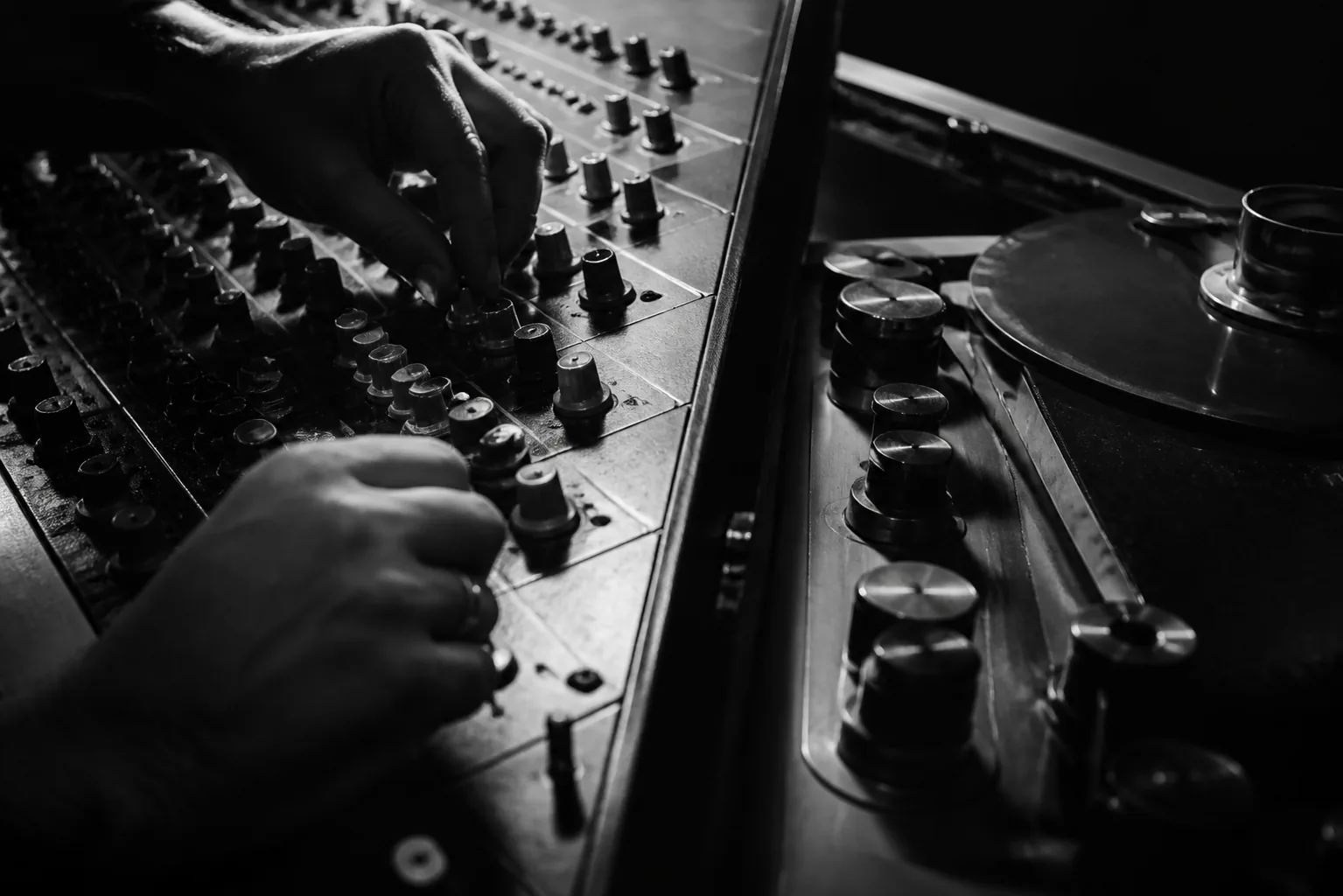 Console analogique et magnétophone