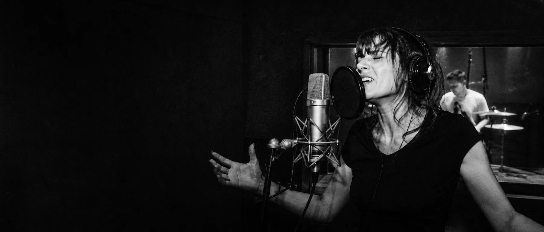 Chanteuse enregistrant en studio à Paris