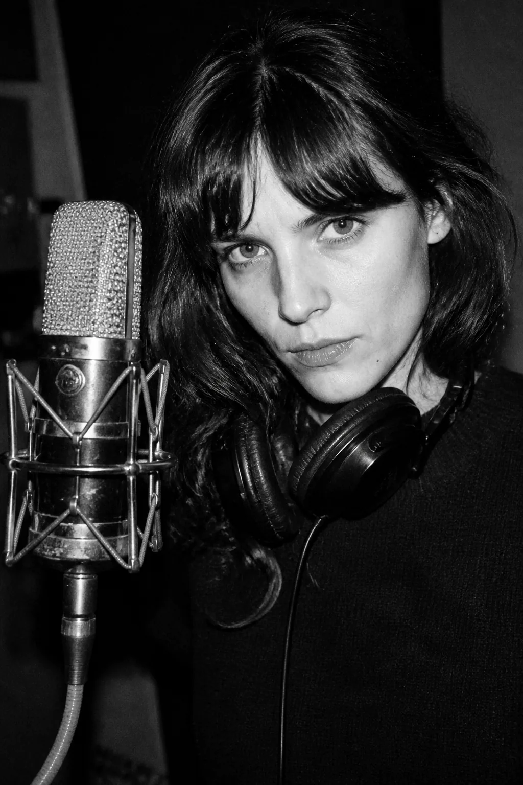 Portrait d’une chanteuse en cabine