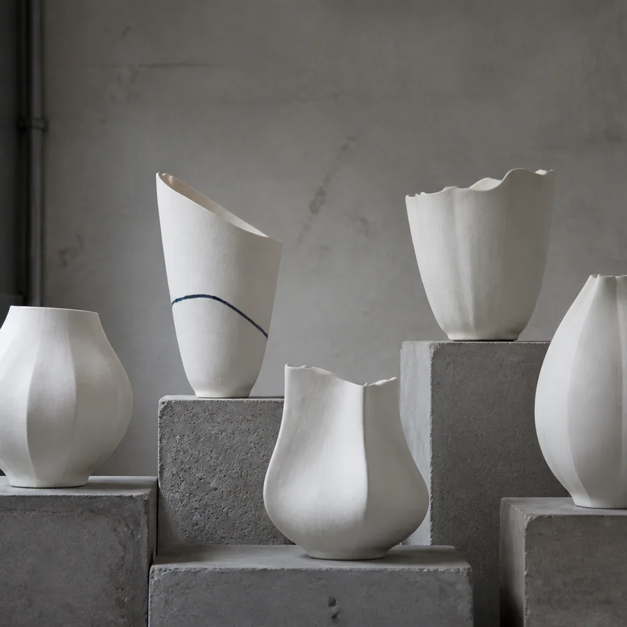 Ligne de cobalt sur porcelaine blanche