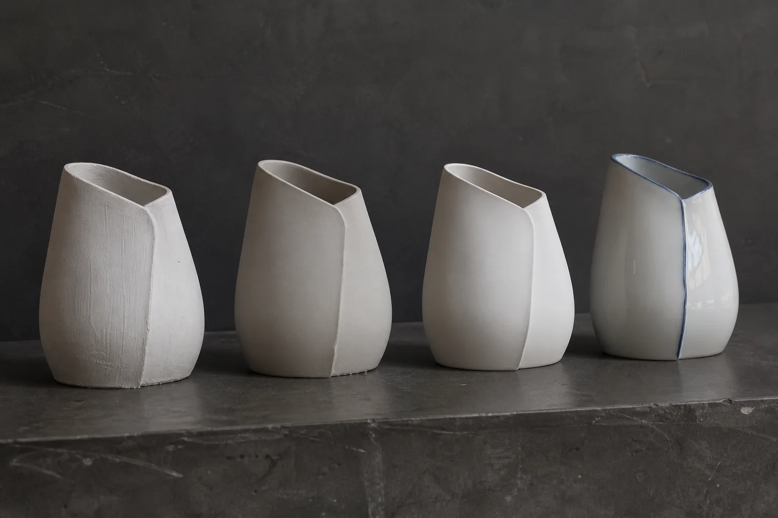 Quatre états successifs d’une pièce en porcelaine