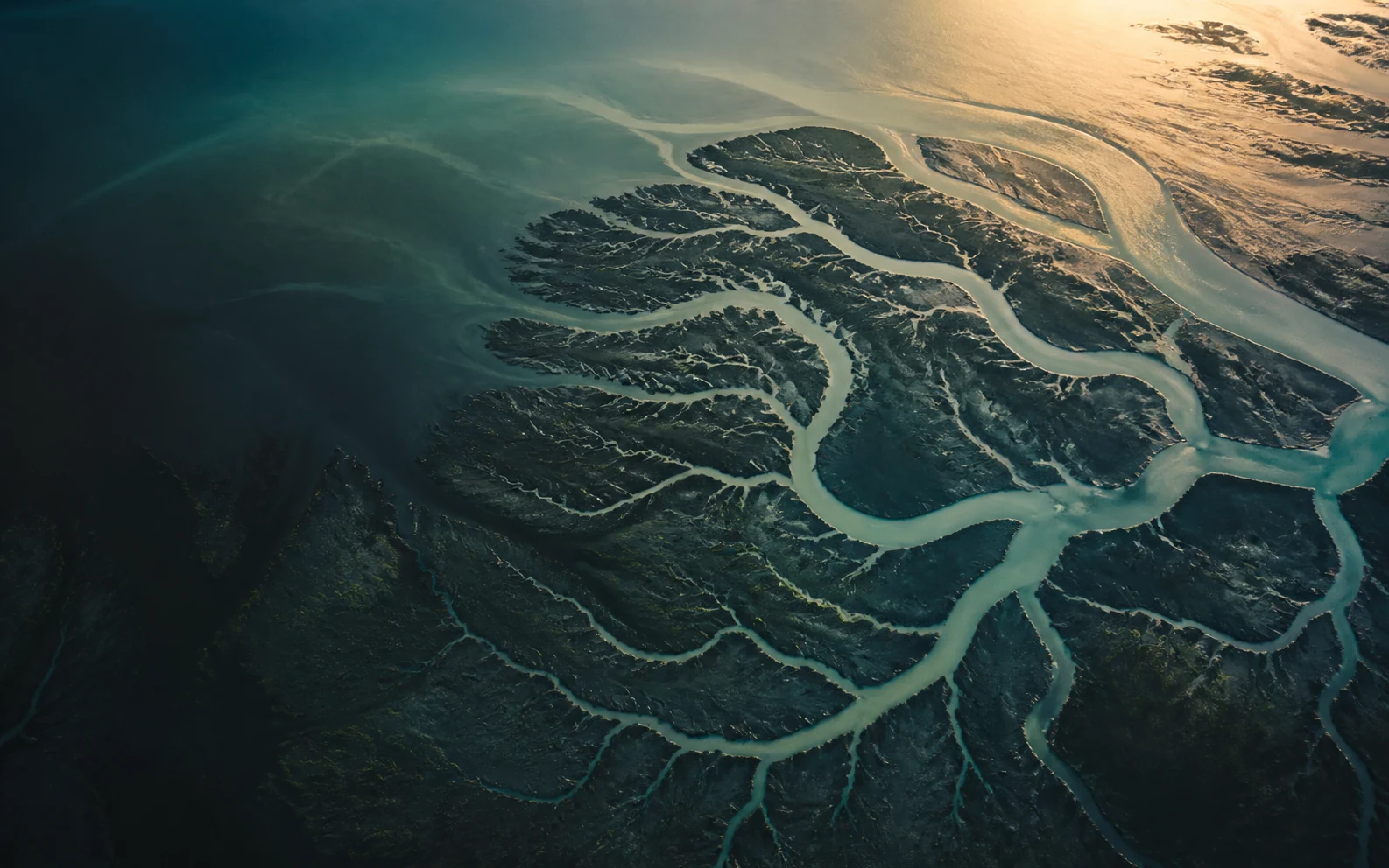 Delta vu du ciel, composé de multiples trajectoires d’eau