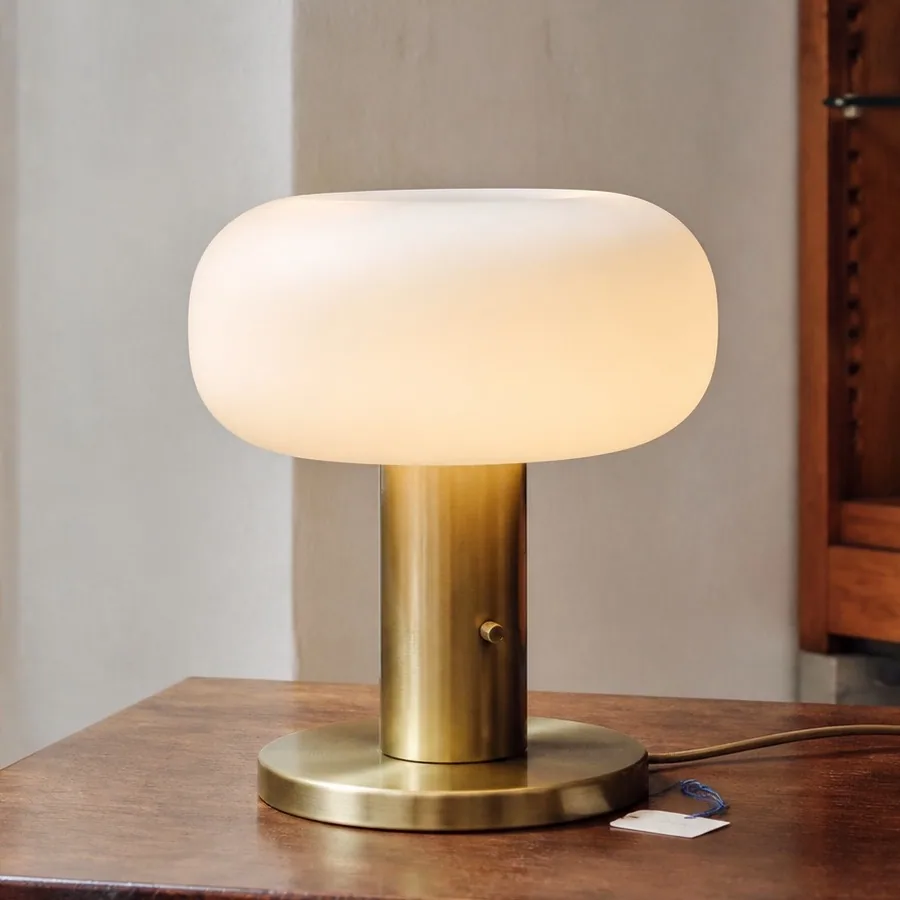 Détail d’une lampe en opaline