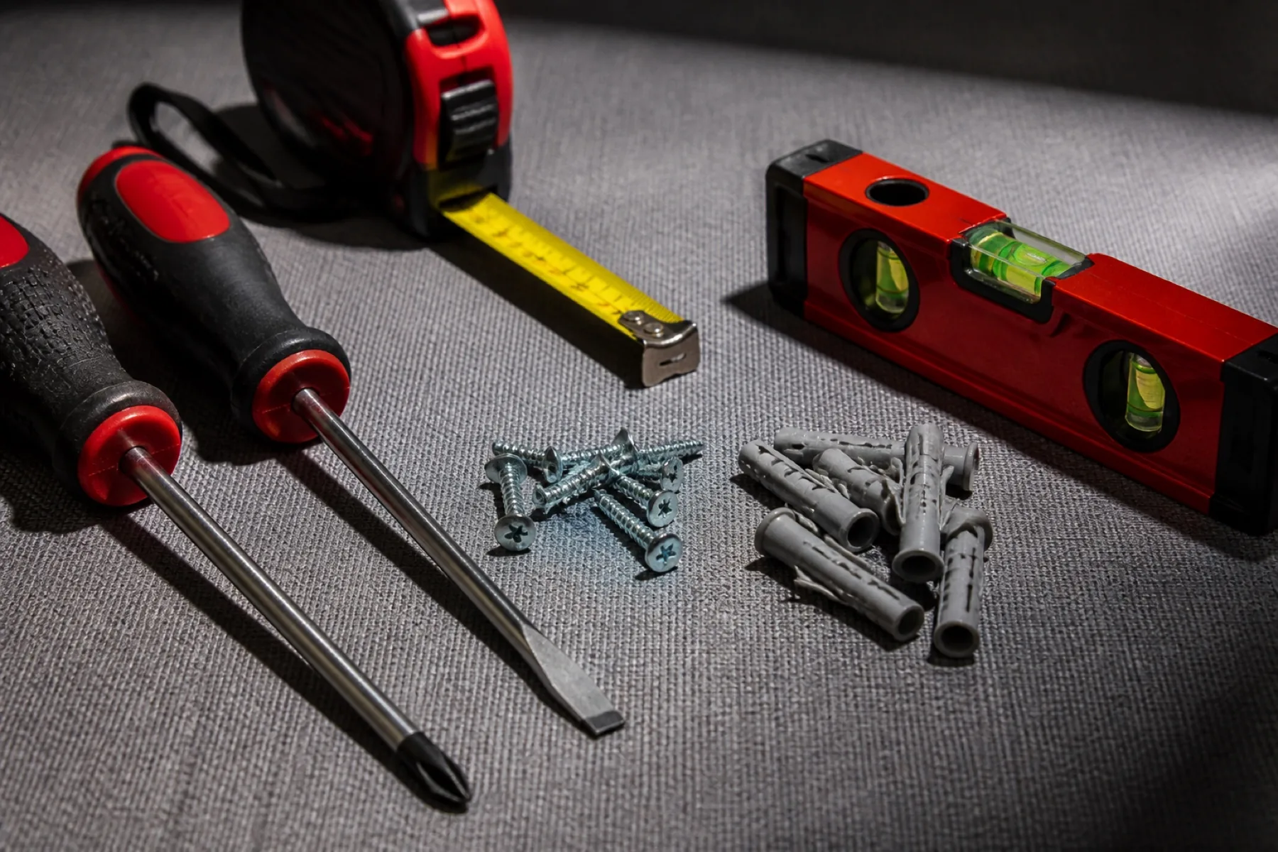 Outils de fixation alignés avec précision sur une surface de travail propre