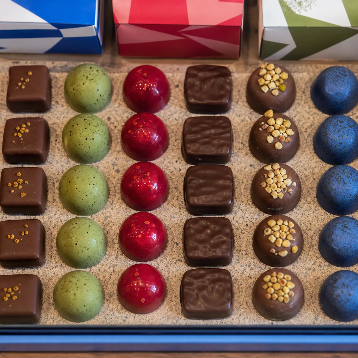 Rangées de bonbons de chocolat colorés
