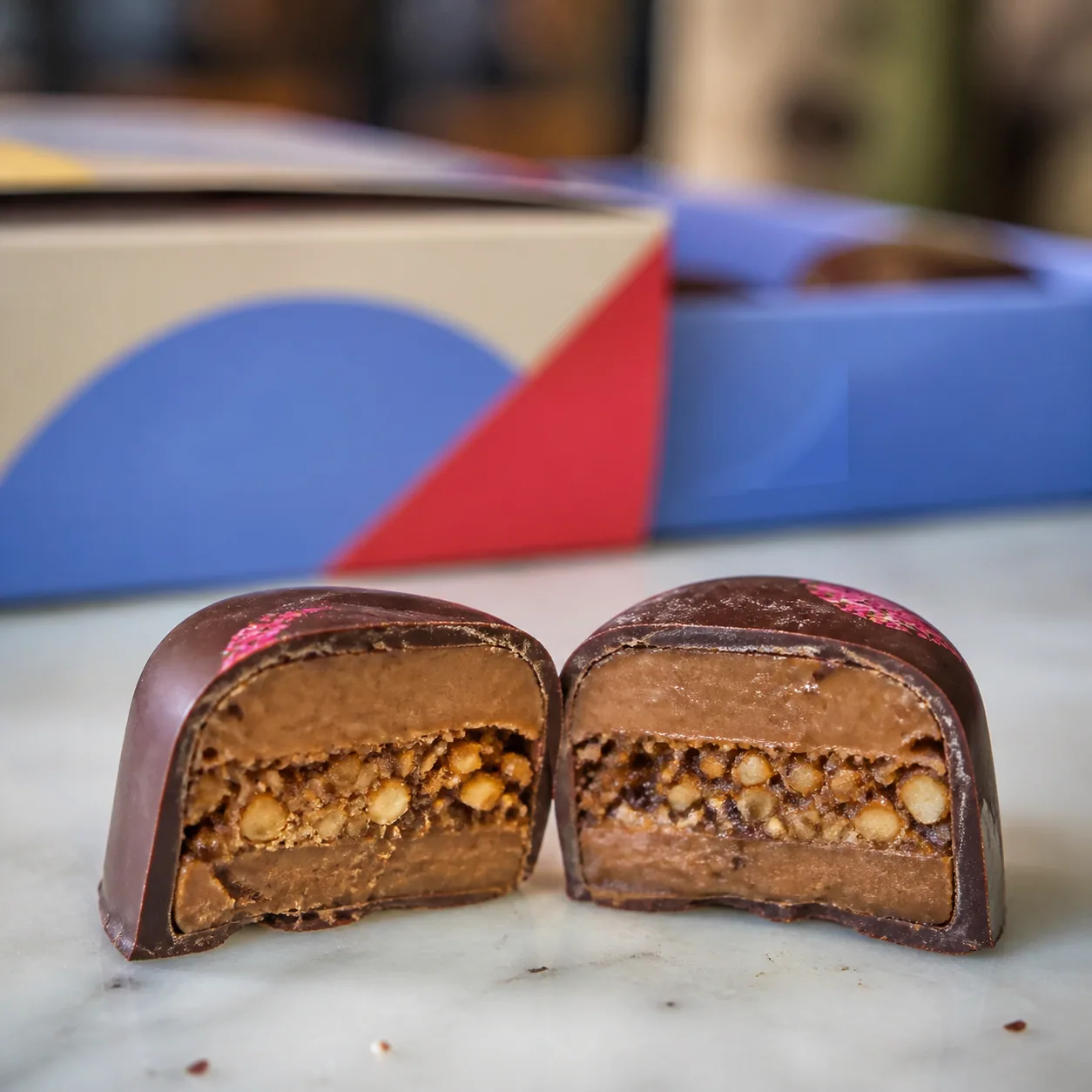 Bonbon coupé montrant ses couches de praliné