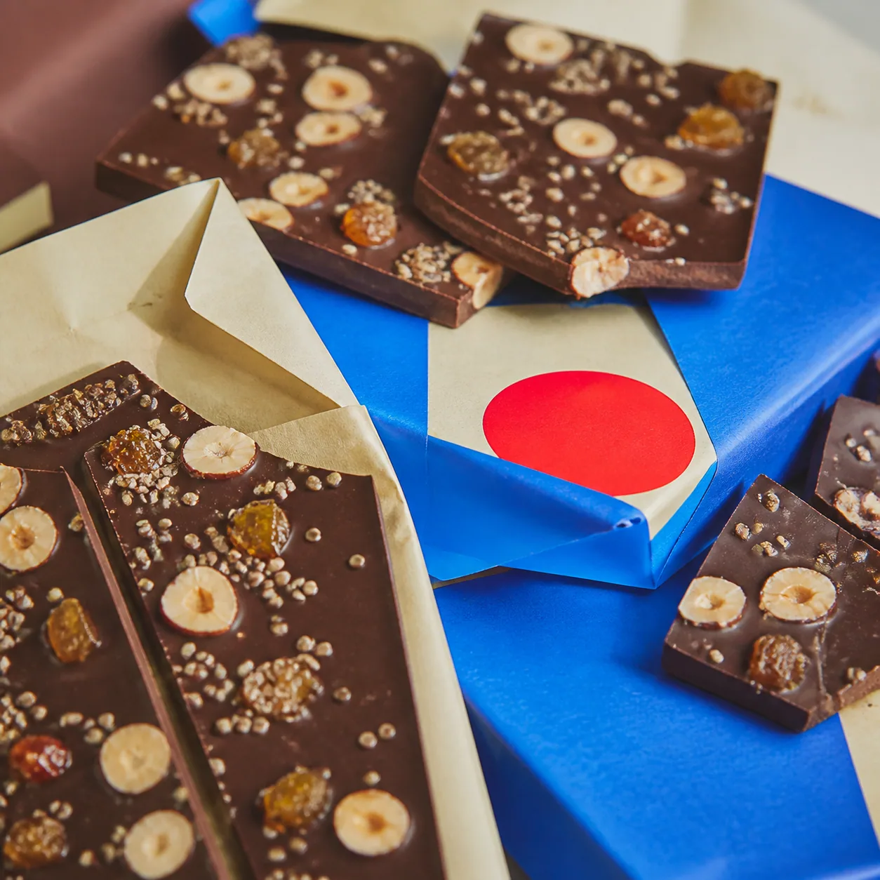 Tablettes de chocolat aux inclusions visibles