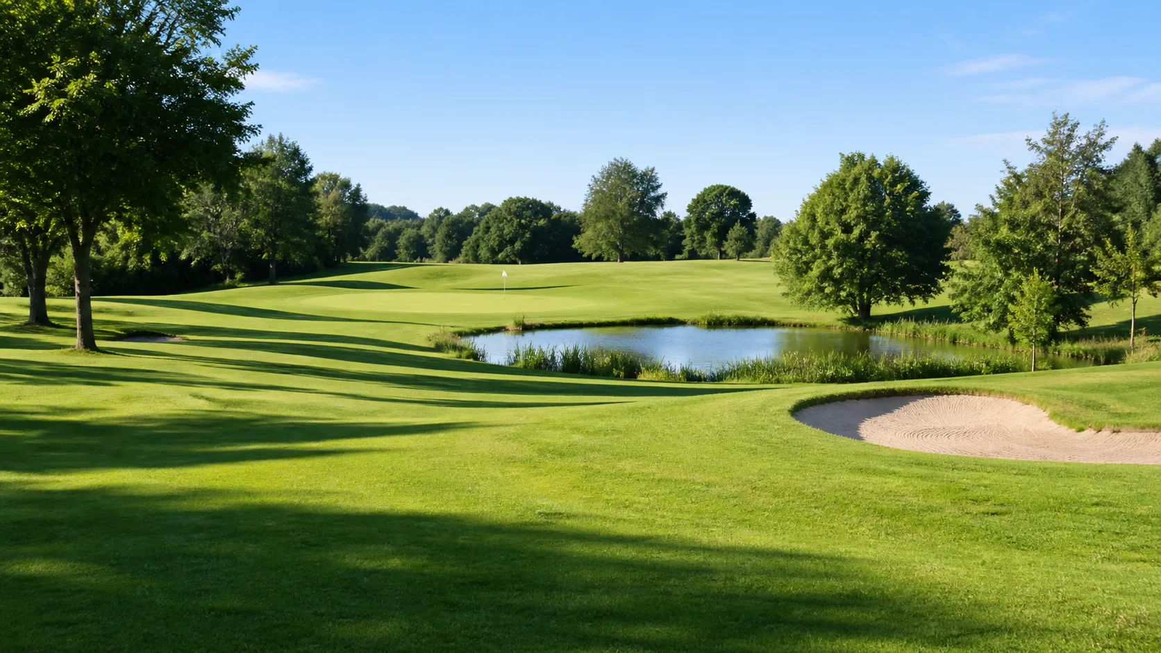 Fairway, plan d’eau et green du parcours de Clairval