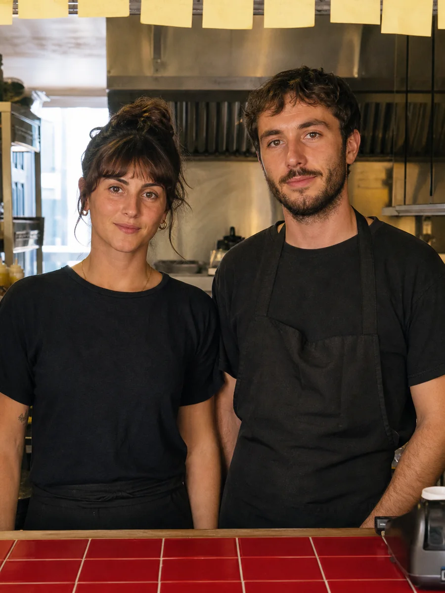 L’équipe de COIN CHAUD devant le comptoir