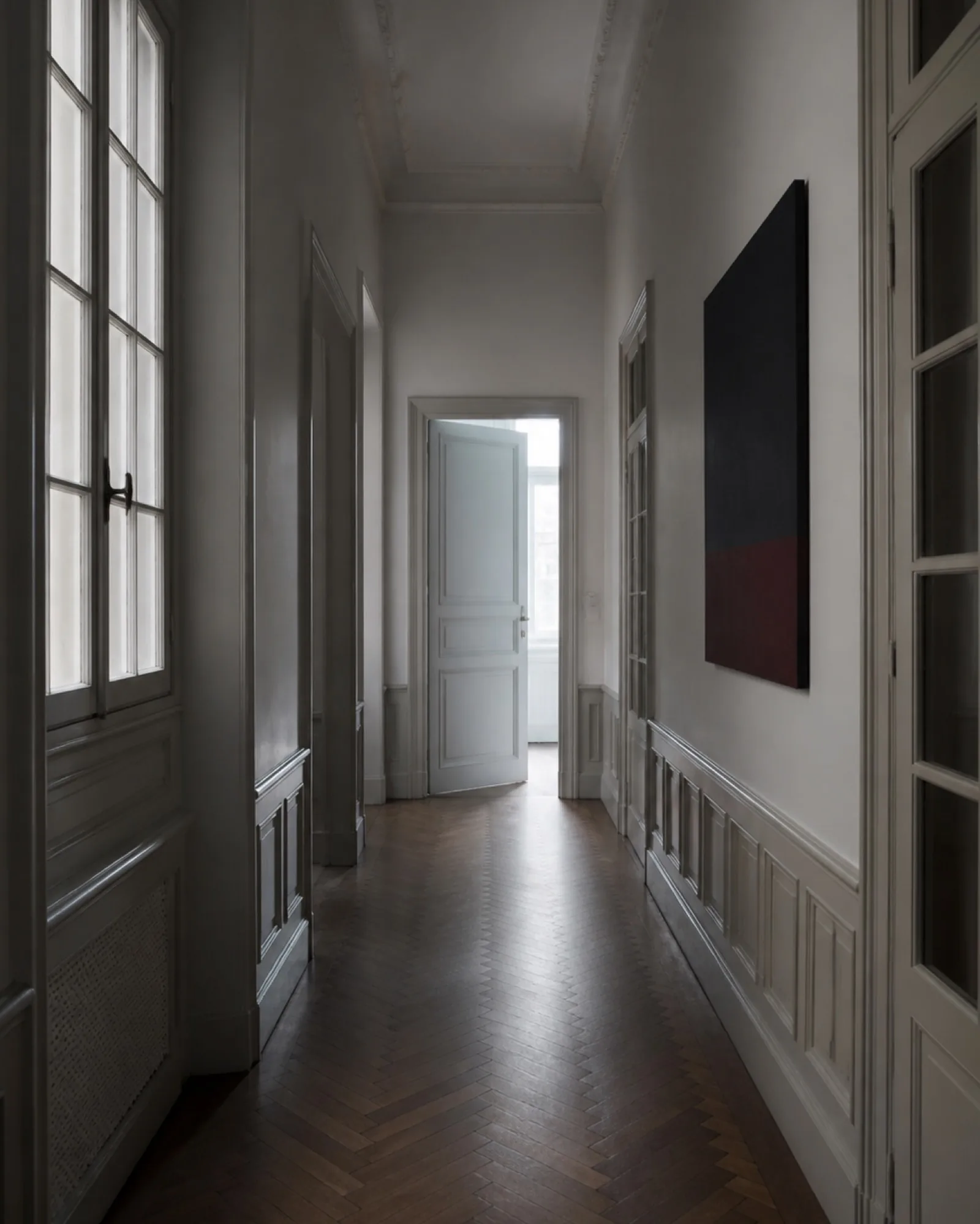 Couloir de l’étude, porte entrouverte au fond