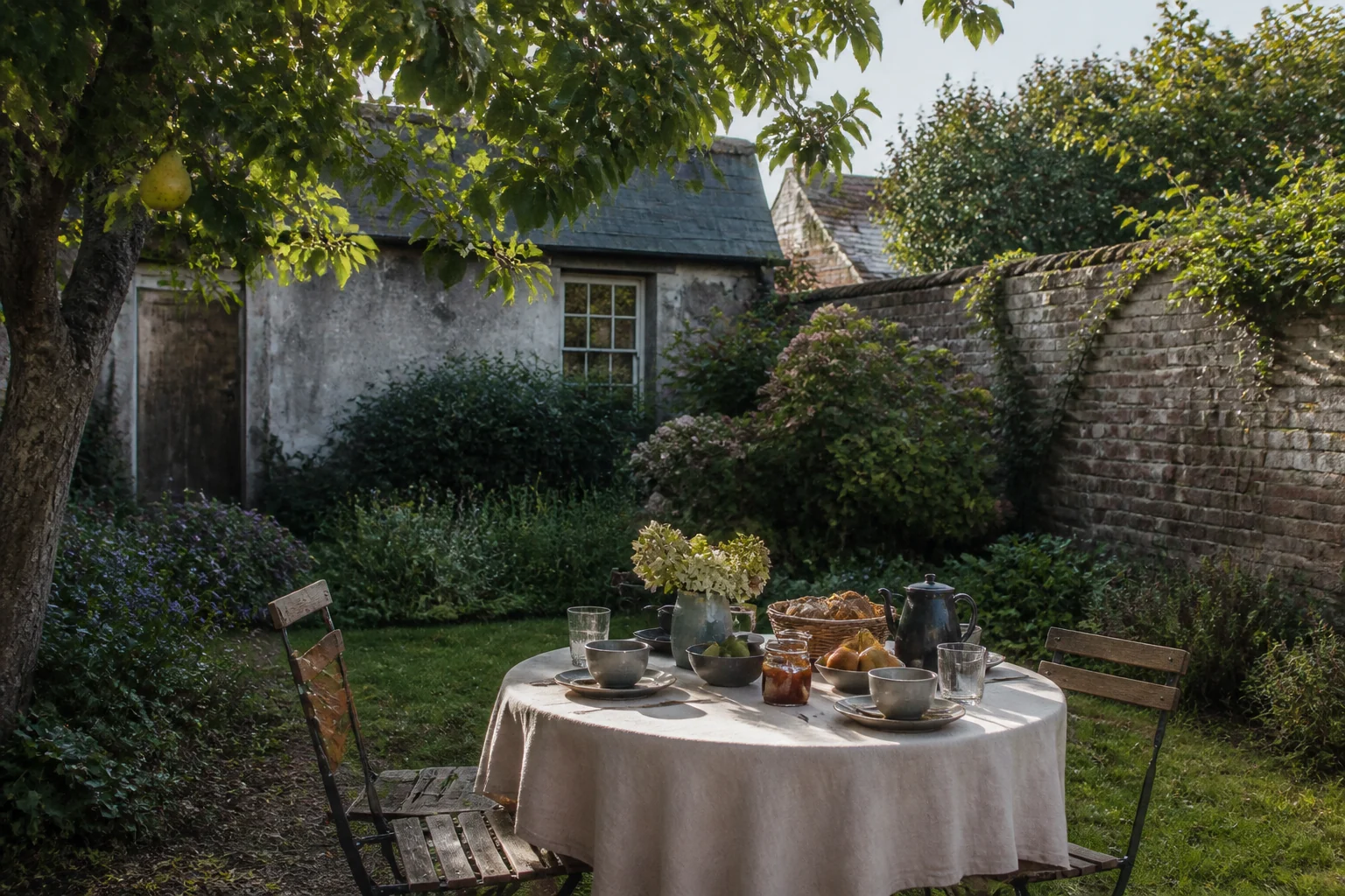 Petit déjeuner sous le poirier du jardin