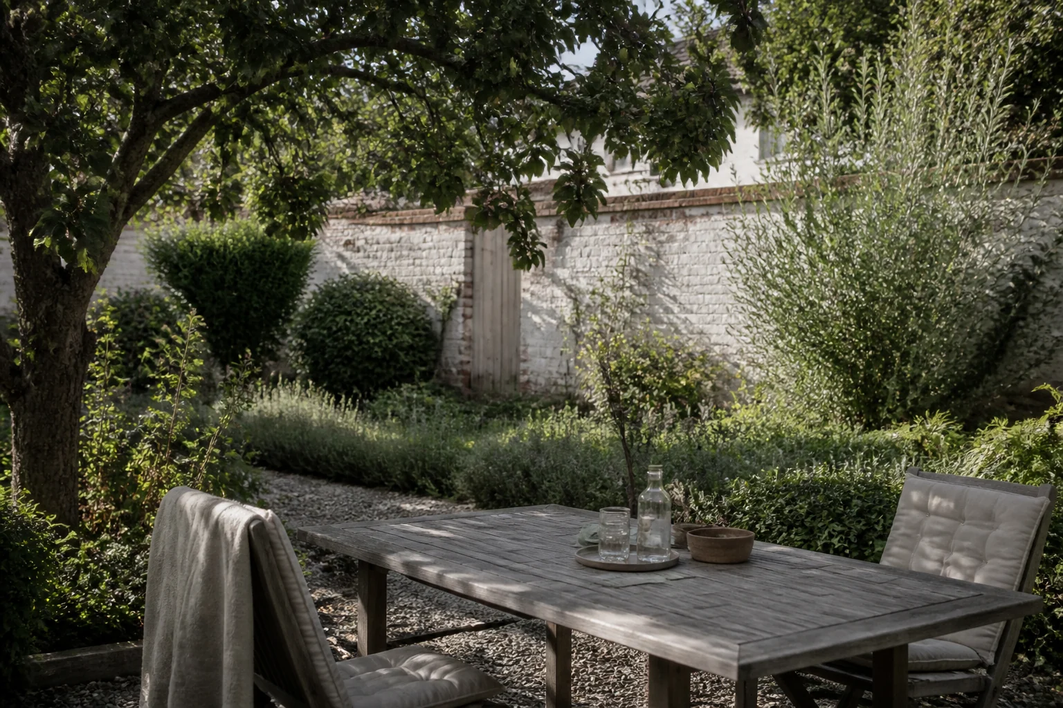 Jardin clos avec table en bois et poirier