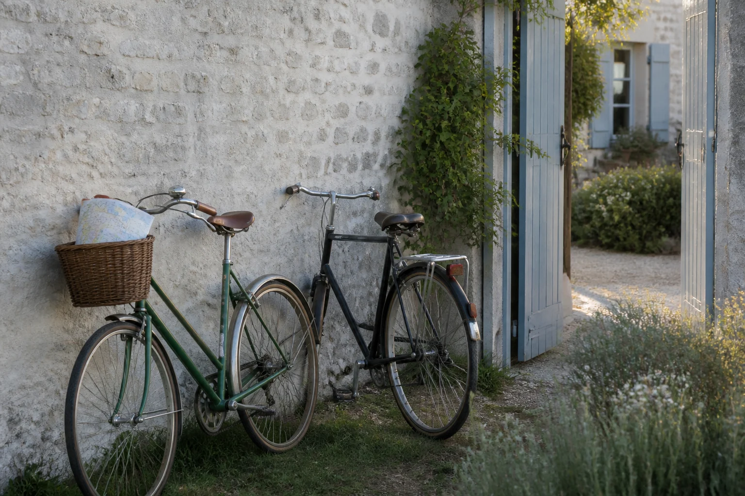 Vélos devant le mur de la maison