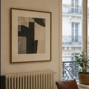 Œuvre abstraite encadrée dans un intérieur lumineux