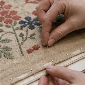 Textile brodé préparé pour un montage réversible