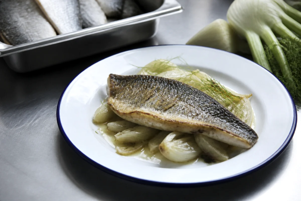 Filet de bar rôti avec fenouil et beurre citronné