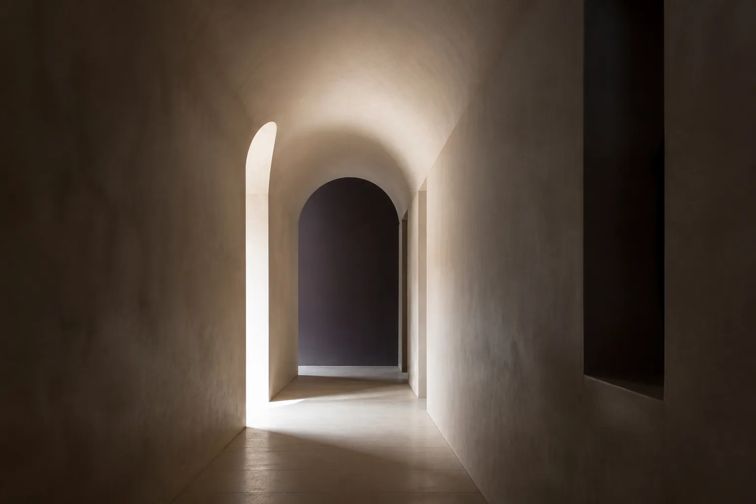 Architecture intérieure calme traversée par la lumière