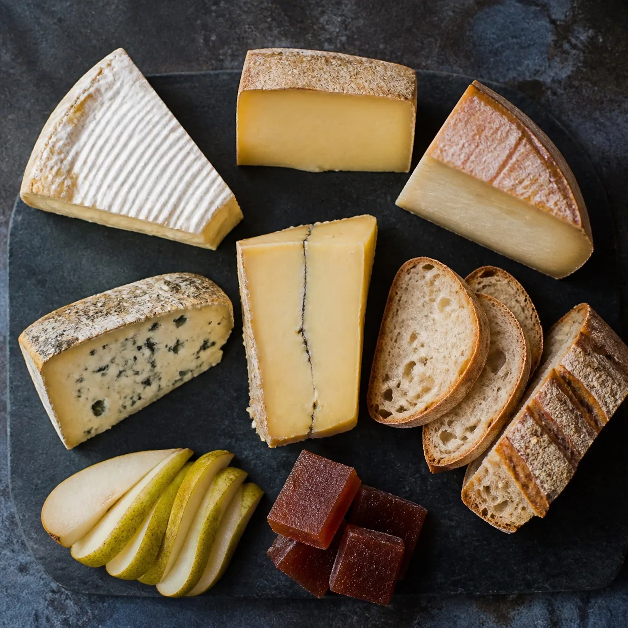 Plateau de cinq fromages composé pour six personnes