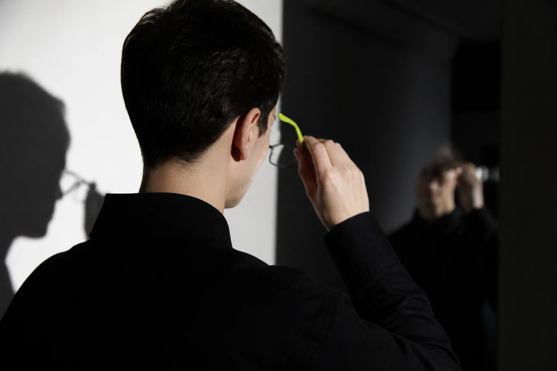 Un essayage devant le miroir