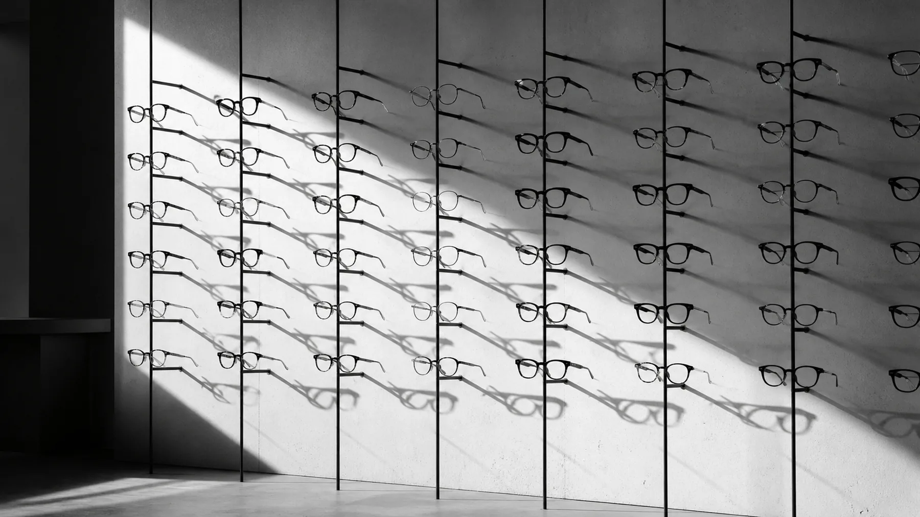 Mur de montures éclairé de côté