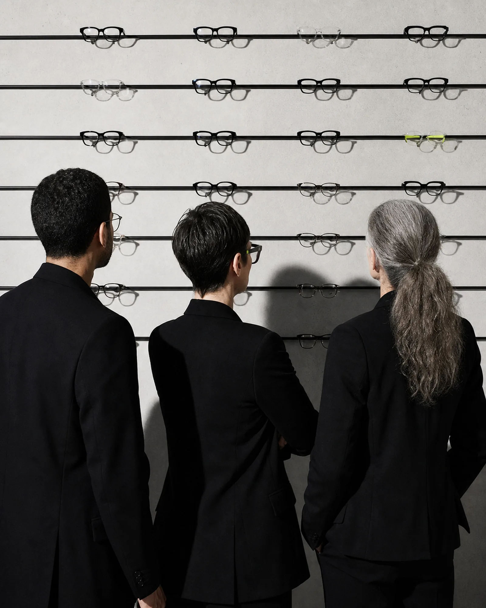 L’équipe devant le mur de montures