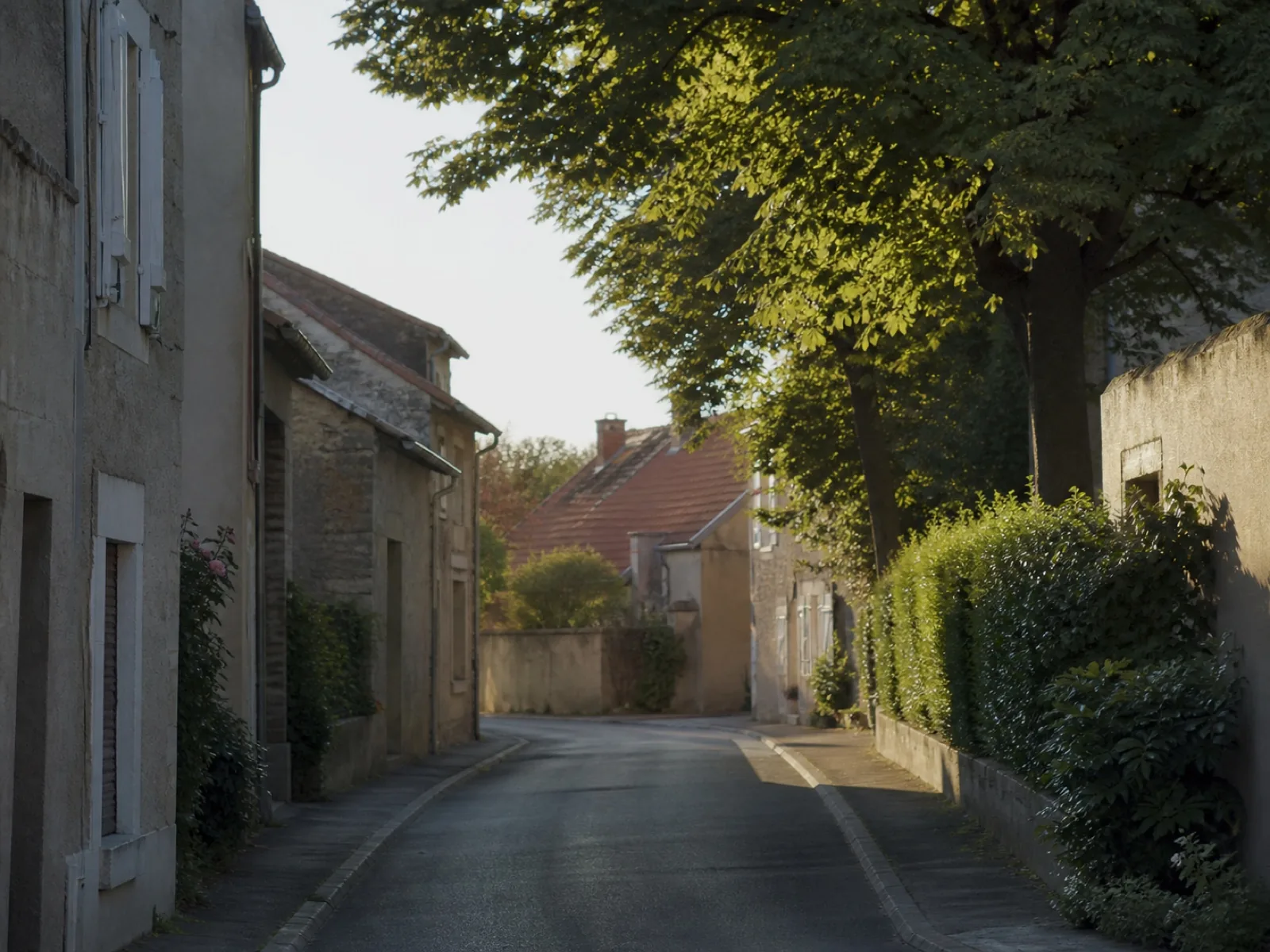 Rue calme d’une commune de la zone, en fin de journée