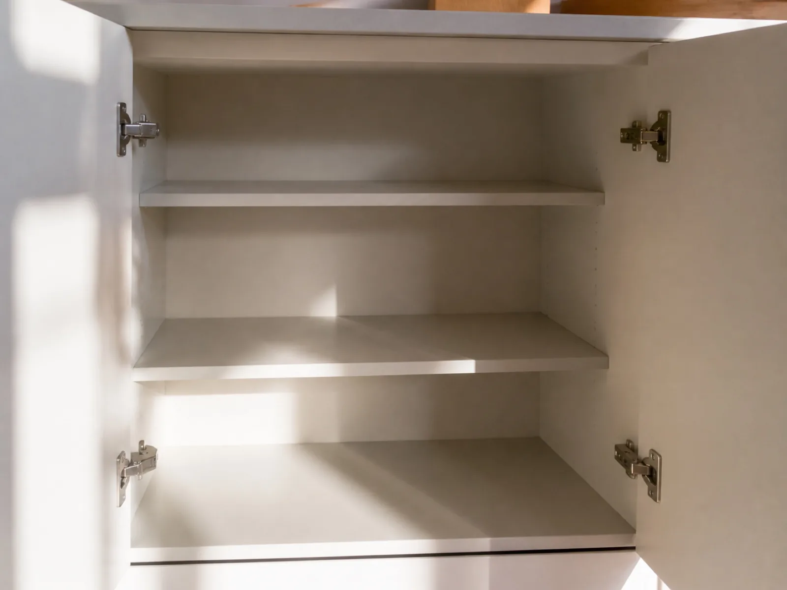 Intérieur de placard vidé avant nettoyage