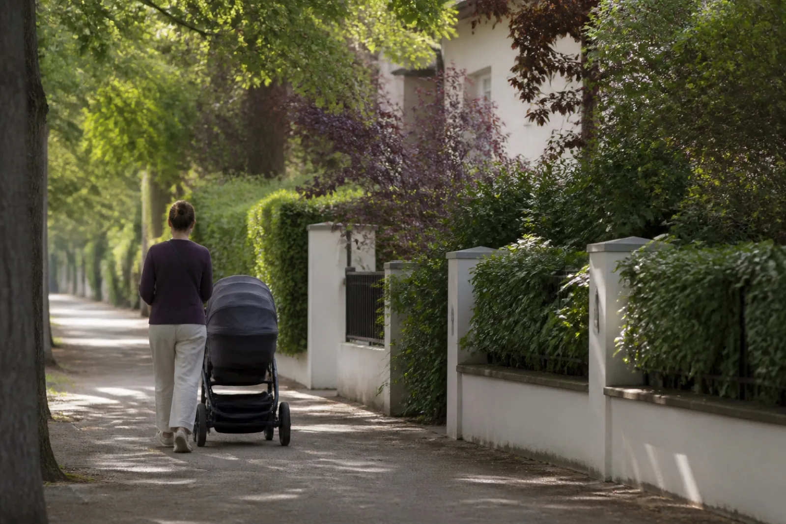 Entrée de maison calme, sans plaque ni personne identifiable