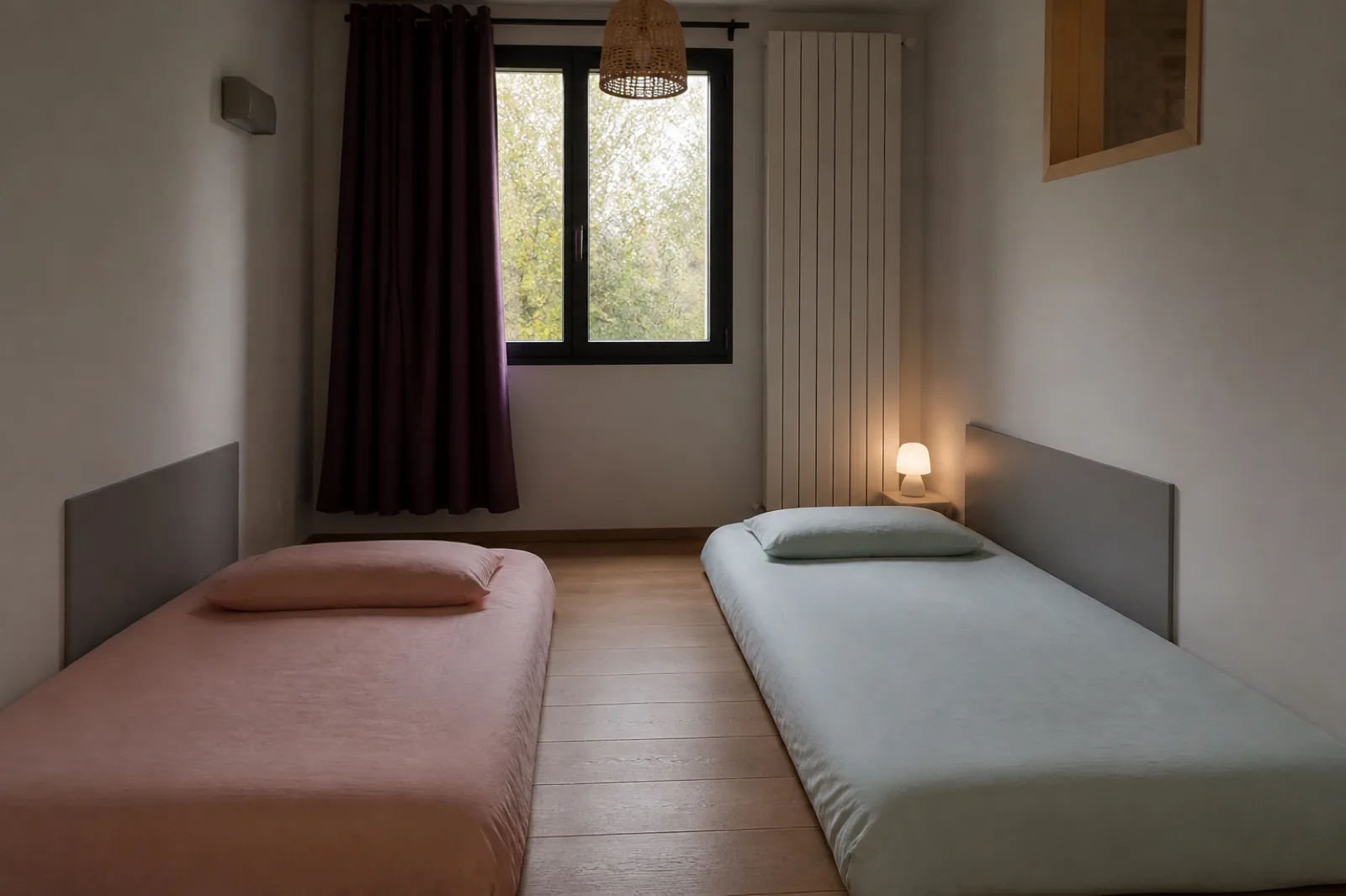 Coin sieste propre, lits préparés