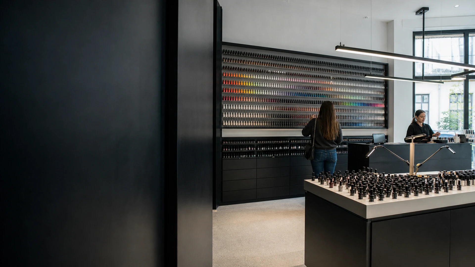 Mur de flacons colorés dans une boutique spécialisée pour les ongles