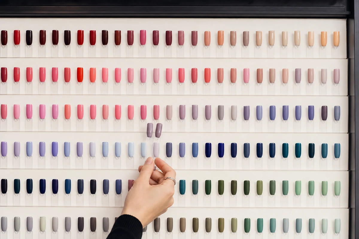 Grand mur de capsules d'ongles classées par familles chromatiques