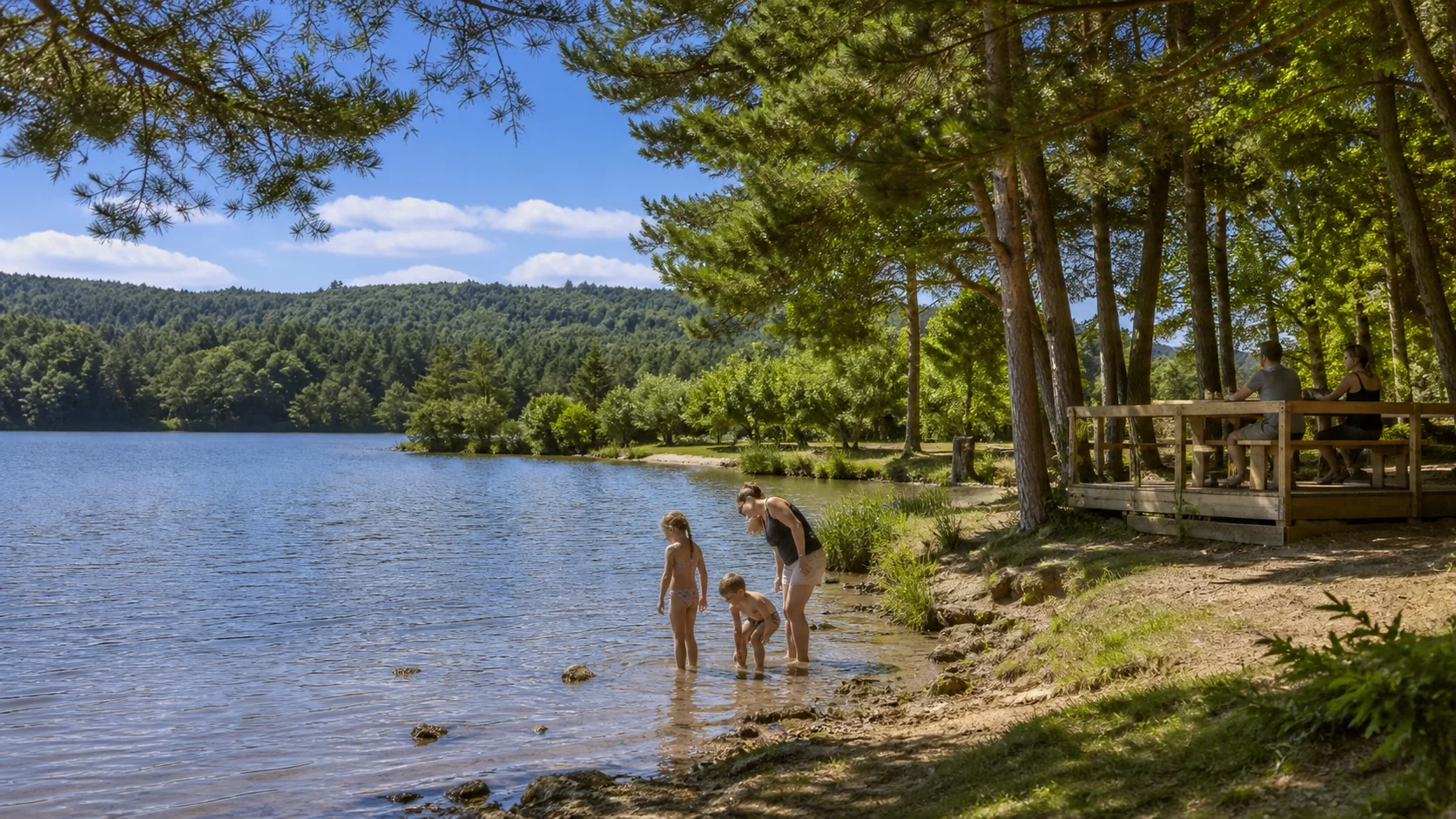 Des vacanciers profitent du bord du lac
