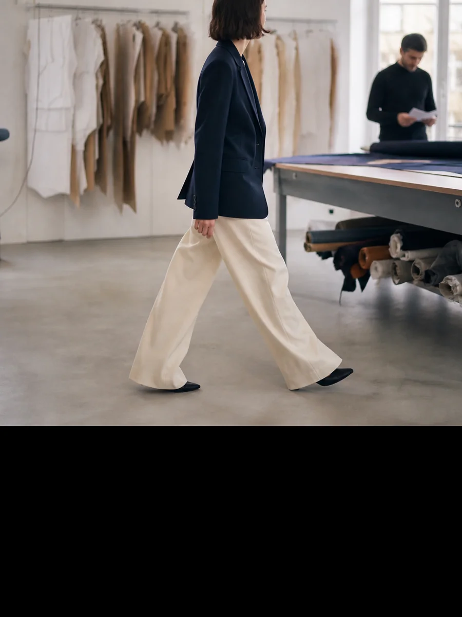 Pantalon crème porté en mouvement