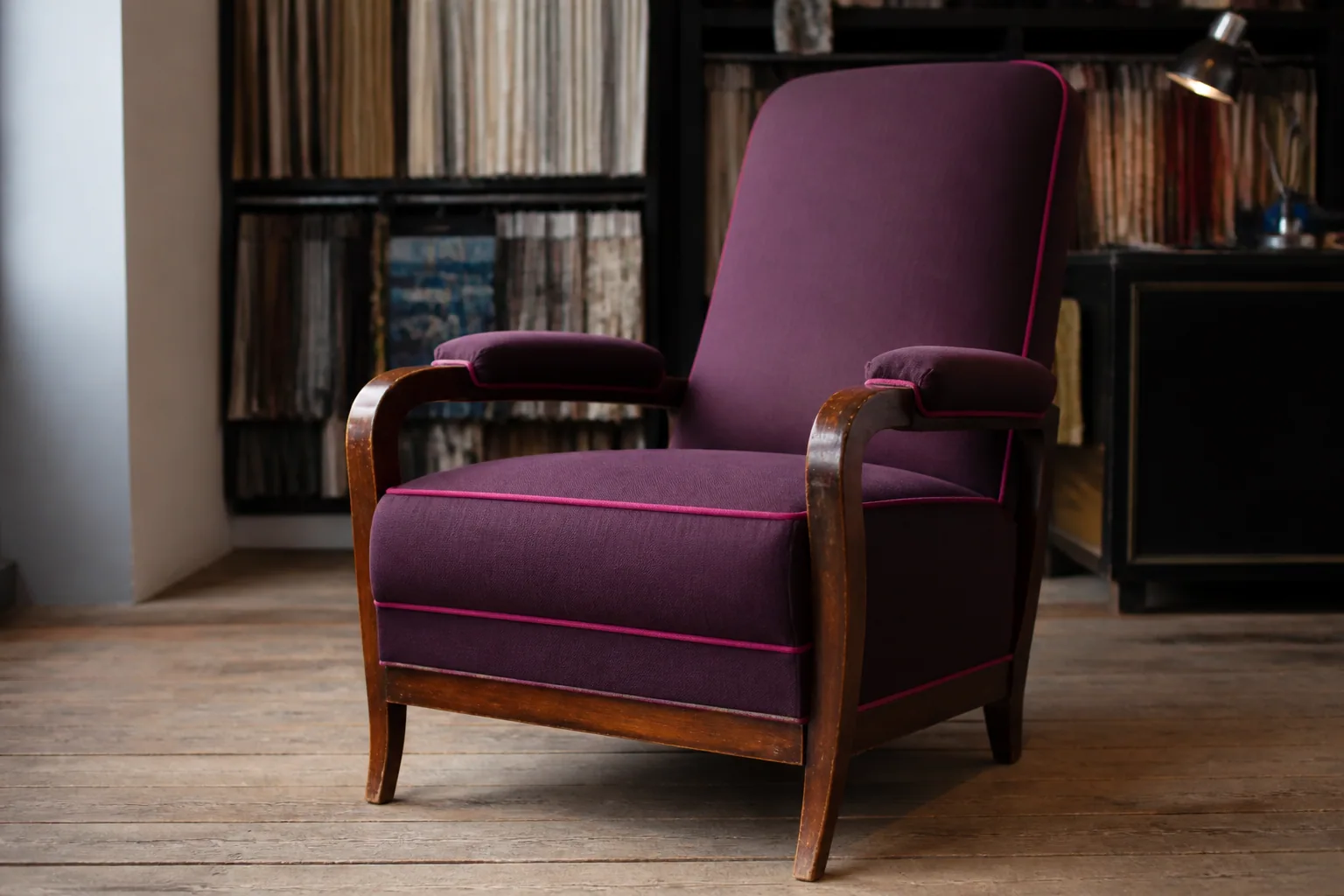 Fauteuil restauré en laine aubergine et passepoil fuchsia