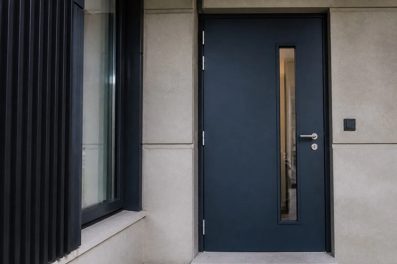 Porte métallique sécurisée après remplacement