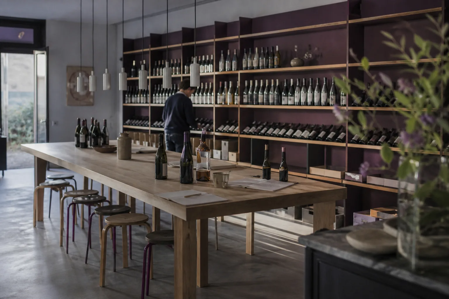 Grande table en bois dans la cave