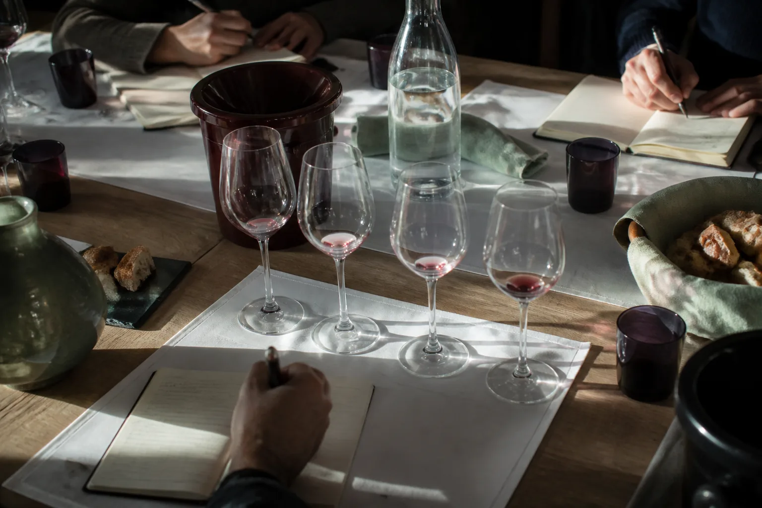 Table de dégustation avec carnets et verres