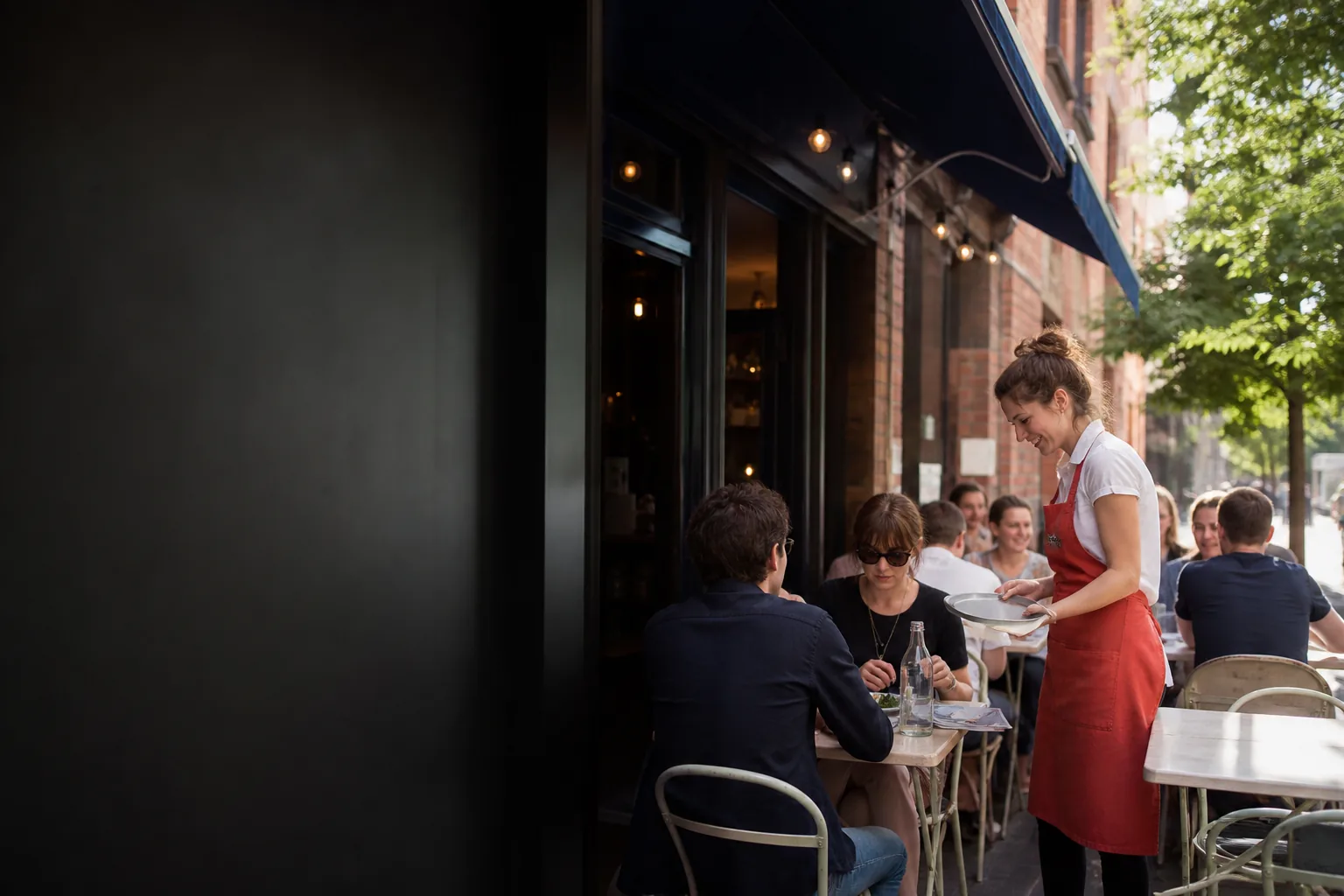 Salle chaleureuse du bistrot Le Grand Dimanche à Toulouse