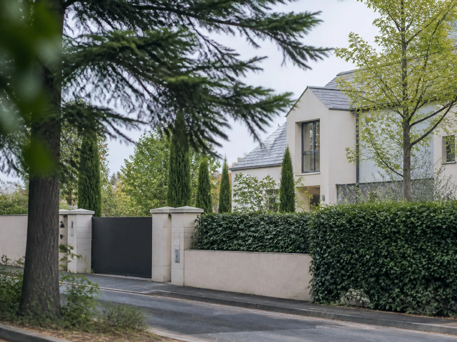 Maison et rue arborée à Saint-Cyr-sur-Loire