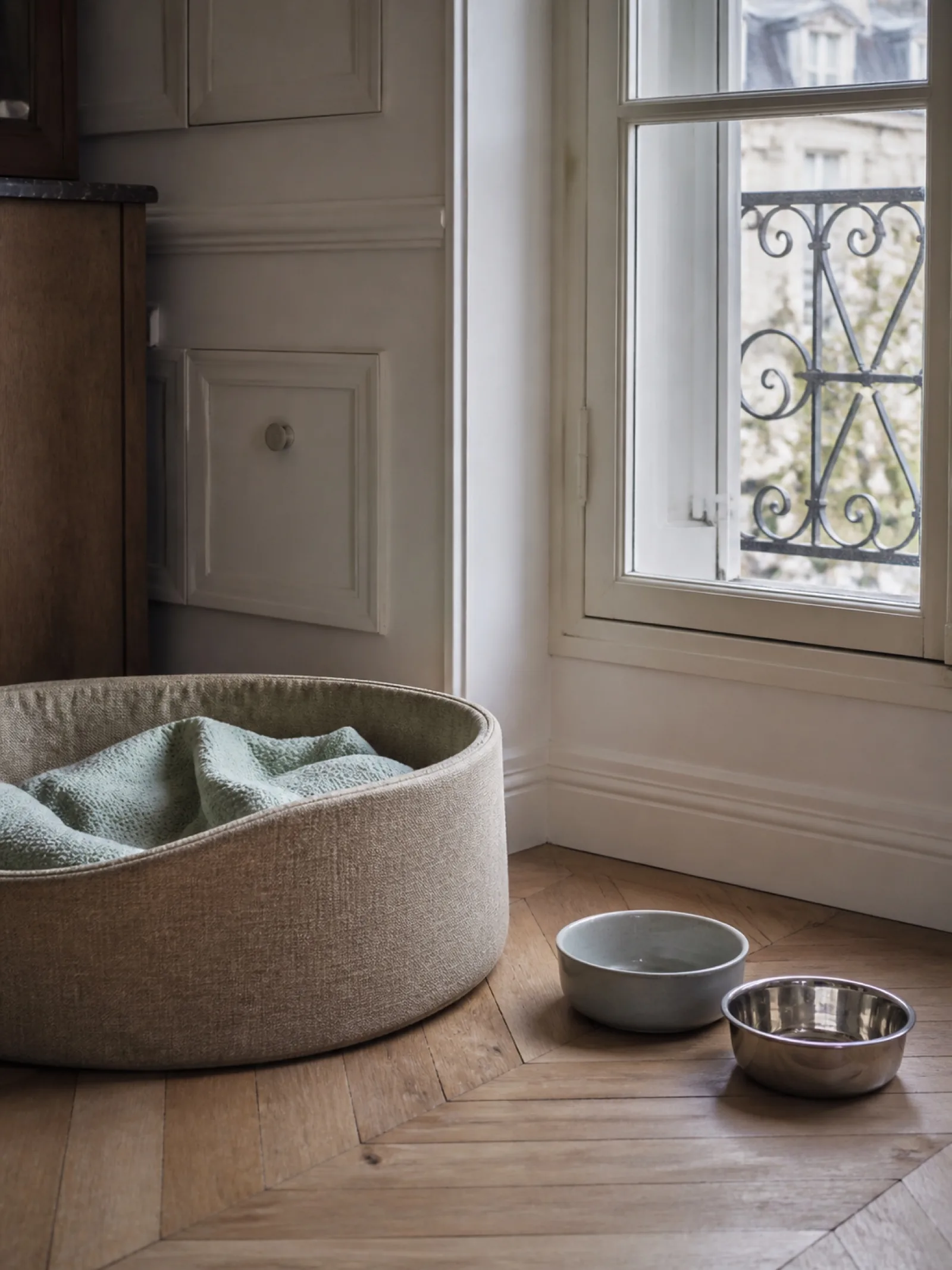 Panier et gamelles dans un intérieur habité