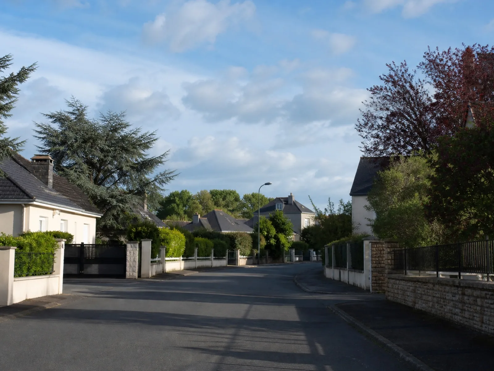 Paysage urbain calme de Trélazé aux teintes d'ardoise