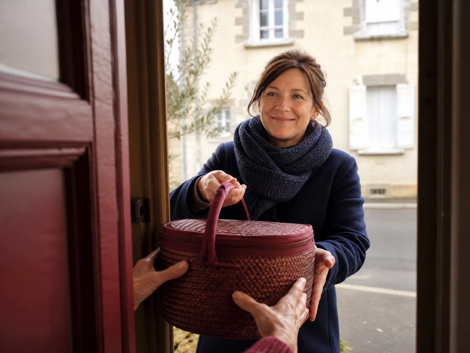 Échange bref au seuil lors d'une livraison